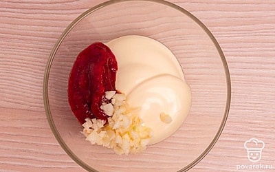 В глубокой тарелке смешайте соус ( майонез, кетчуп и чеснок)