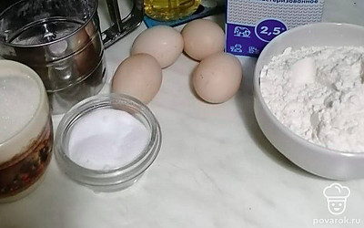 Муку просеваем через просеиватель и добавляем к ней все ингредиенты.