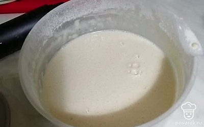 Все аккуратно взбиваем ложкой или миксером на небольшой мощности , чтобы не было комочков в тесте, оно было лёгким и воздушным.