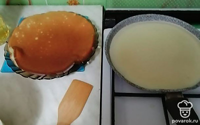 На предварительно нагретую сковородку добавляем пару капель растительного масла и выливаем тесто на один блин.