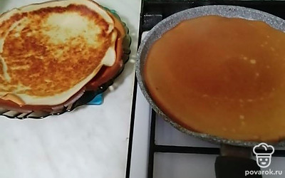 Жарим блины до румяной корочки с двух сторон.