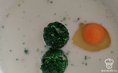 В миску налить молоко, добавить яйцо, шпинат, муку, соль.