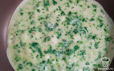 Обжарить на слабом огне блинчики с двух сторон.