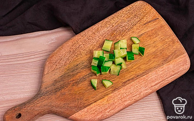 Нарежьте овощи мелко.