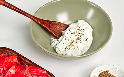 Сделайте соус. Смешайте в емкости творог, измельченный огурец и йогурт. Добавьте смесь сухих трав и снова все хорошо перемешайте.