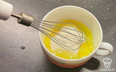 Заранее достать из холодильника молоко и яйца. Взбить до белых пиков яйца с сахаром.