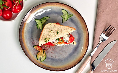 Подавайте готовые тосты на листьях салата с половинками куриного яйца.