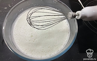 Добавить горячее молоко.