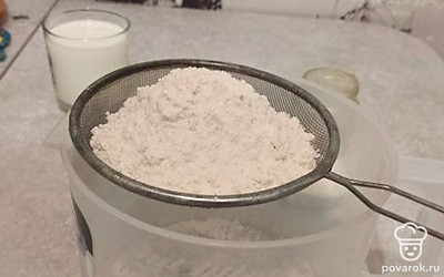 Просейте муку. 