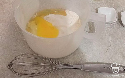 В муку добавьте яйцо, соль и сахар. 