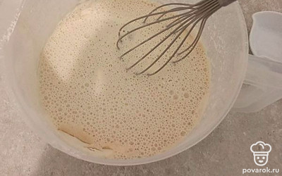 Влейте молоко и хорошо венчиком взбейте до первых пузырьков. 