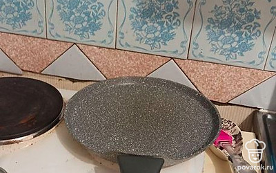 Разогрейте сковороду и смажьте подсолнечным маслом. 