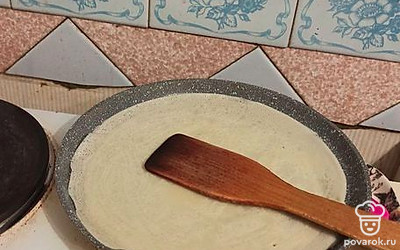 С помощью половника выливайте тесто на сковороду тонким слоем и пеките с двух сторон. 