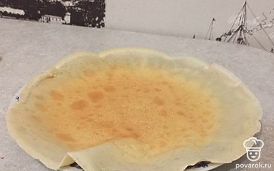 Когда блинчик подрумянится, аккуратно снимите его со сковороды. 