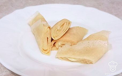 В горячий блинчик можно завернуть твёрдый сыр, и он сразу же расплавится. Приятного аппетита! 