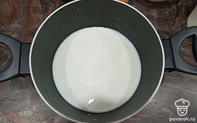 В подходящую миску вливаем молоко.