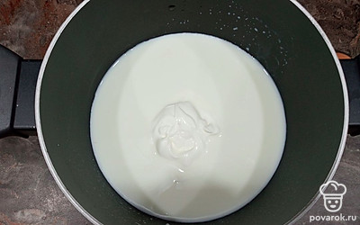 Добавляем сметану.