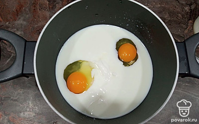 Добавляем яйца.