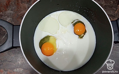 Добавляем растительное масло. Все перемешиваем венчиком.