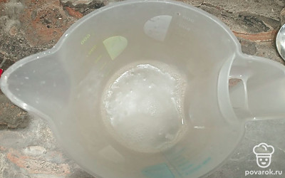 В отдельную емкость наливаем 250 мл кипятка и к нему добавляем чайную ложку соды и все перемешиваем. Вливаем к тесту и перемешиваем.