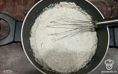 Добавляем муку и все тщательно перемешиваем, чтобы не было комочков.