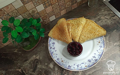 Готовые блинчики можно подавать с чем угодно: варенье, сгущенка, икра. Приятного аппетита!