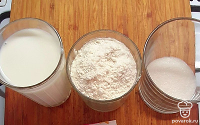 Все ингредиенты смешать в одной емкости, чтобы не осталось комков. Если не любите сильно сладкие блюда, сахара лучше взять 1 столовую ложку.