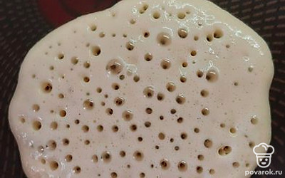 Оставить смесь на 5-10 минут. Выпекать на сухой сковороде без масла на среднем огне 1-2 минуты, как только пойдут пузырьки, можно переворачивать. Для одного блинчика брать 2-3 столовые ложки смеси.