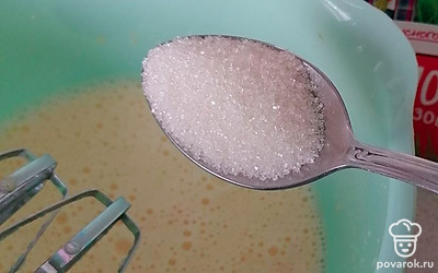 Смешать миксером яйца, сахар и полстакана молока.