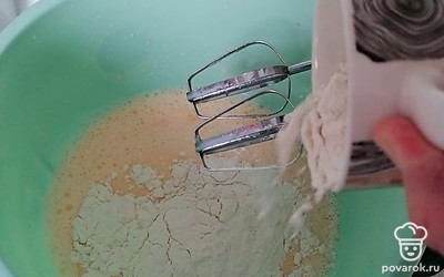 Постепенно всыпать всю муку и перемешать миксером. Должно получиться густое тесто.