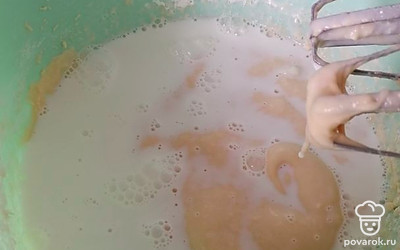 Вылить в тесто оставшиеся полстакана молока и перемешать. 