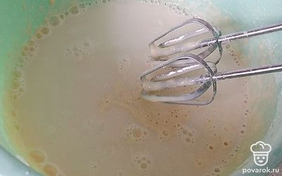 Влить воду. Тесто должно получиться жидким. 