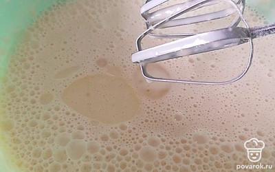 Добавить в тесто столовую ложку растительного масла. В это время поставить сковороду на плиту, чтобы она сильно нагрелась. Оставить тесто на какое-то время постоять.