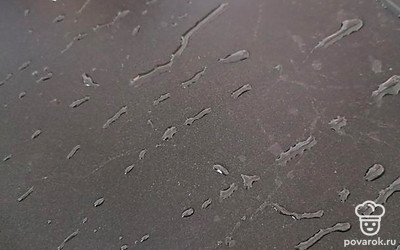 Налить немного подсолнечного масла на раскаленную сковороду.