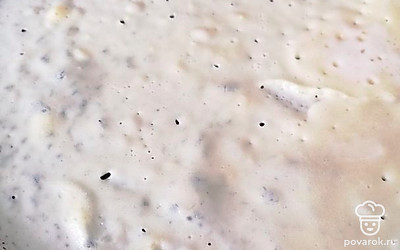 Вылить половником тесто на сковороду тонким слоем и пропечь с двух сторон. 