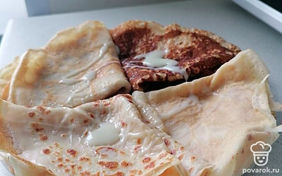 Подавать порционно со сгущенным молоком или со сметаной.