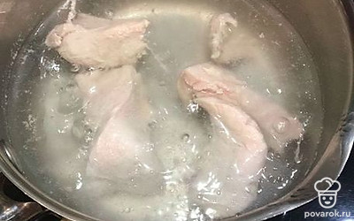Солим и отвариваем курицу в течение 20 минут. 