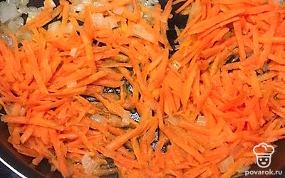 Нарезаем лук мелкими кубиками и морковь тонкой соломкой. Обжариваем на сковороде до золотистого цвета.