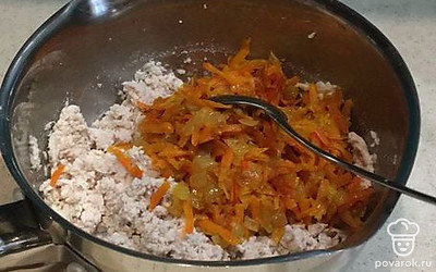 Взбиваем отварную курицу блендером. Добавляем обжаренные морковь и лук.