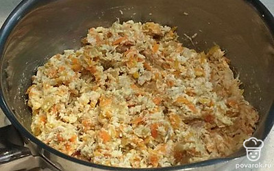 Перемешиваем курицу, морковь и лук.
