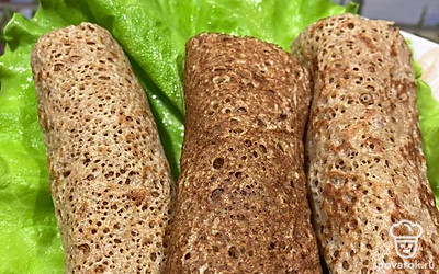 Подаем блинчики, украсив зеленью или сметаной.