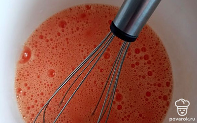 Яйцо с сахаром взбить.