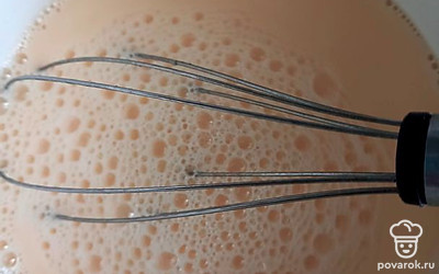 Добавить молоко и взбить.