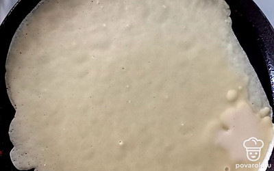 Небольшое количество смеси вылить на разогретую сковородку.