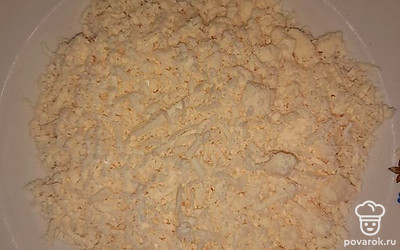 Сыр натереть на мелкой терке.