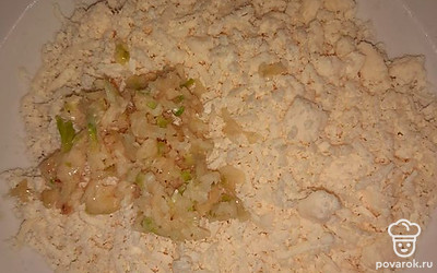 Добавить измельченный чеснок.