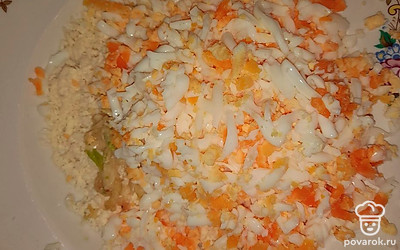 Добавить сваренные вкрутую яйца, натертые на крупной тёрке.