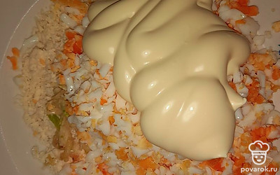 Добавить майонез, перемешать.