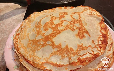 Подать блинчики к столу теплыми. Они вкусные и без добавок. Но будет здорово, если к ним добавить мед, сметану, сгущенку, варенье, сыр или икру. Приятного аппетита!