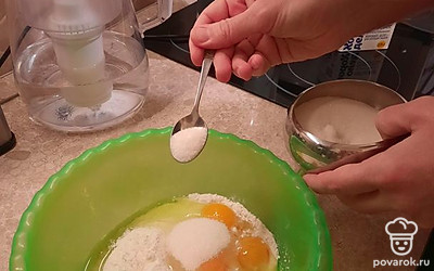 Для приготовления теста необходимо смешать в глубокой таре 300 г муки, 3 яйца, 3 столовых ложки сахара, щепотку соли (1/4-1/5 чайной ложки).